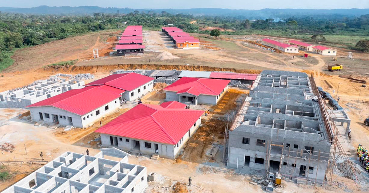Le Président Brice Clotaire OLIGUI NGUEMA inspecte le chantier du Centre Médical Zita OLIGUI NGUEMA